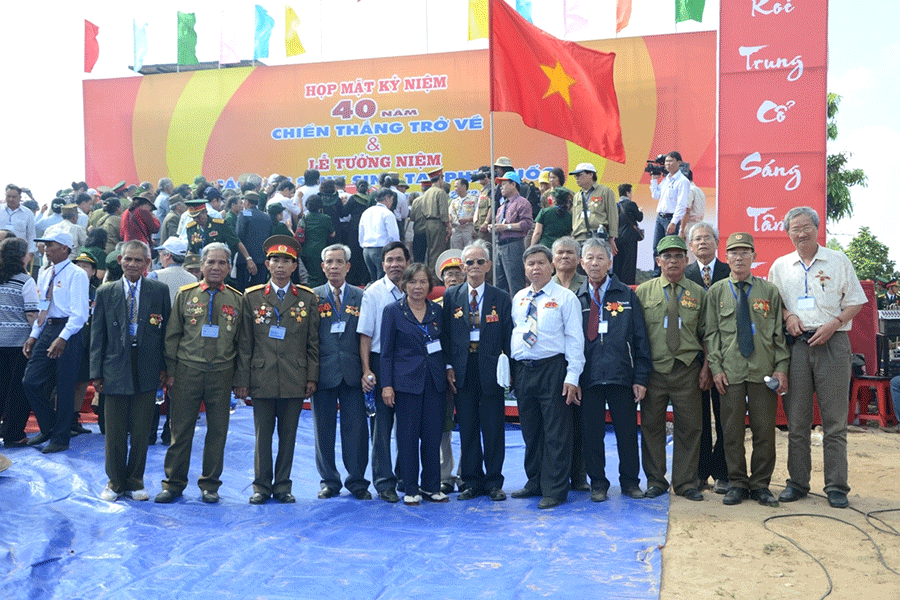 Các đại biểu Hội Cựu tù chính trị yêu nước tỉnh Gia Lai về thăm Phú Quốc năm 2013-1. Ảnh: TIếN DŨNG