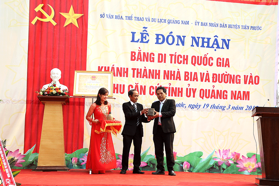 Ông Phùng Văn Huy-Phó Chủ tịch UBND huyện nhận hiện vật của khu căn cứ Tỉnh ủy do ông Nguyễn Đức Tuyên-người dân của xã Tiên Sơn trao tặng. Ảnh: K.T