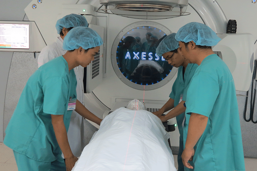 Bệnh viện Trung ương Huế đưa vào sử dụng máy xạ trị gia tốc đầu tiên và hiện đại nhất Việt Nam. Ảnh: Bùi Oanh Bệnh viện Trung ương Huế đưa vào sử dụng máy xạ trị gia tốc đầu tiên và hiện đại nhất Việt Nam. Ảnh: Bùi Oanh