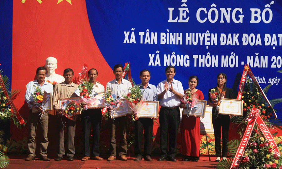 Khen thưởng các cá nhân, tập thể có thành tích xuất sắc trong xây dựng nông thôn mới. Ảnh: Văn Ngọc Khen thưởng các cá nhân, tập thể có thành tích xuất sắc trong xây dựng nông thôn mới. Ảnh: Văn Ngọc