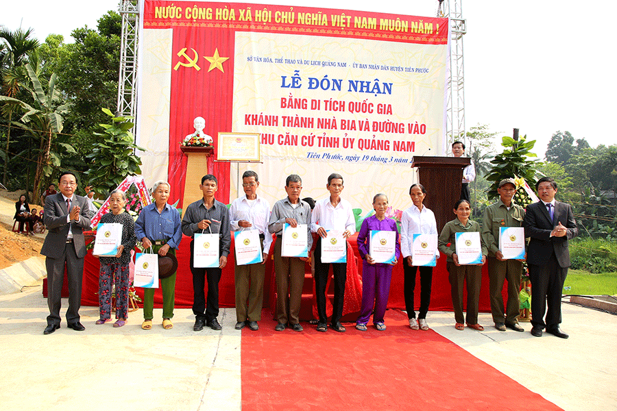 Lãnh đạo tỉnh và huyện tặng quà cho các gia đình trụ bám tại Tiên Sơn trong những năm chống Mỹ cứu nước. Ảnh: K.T