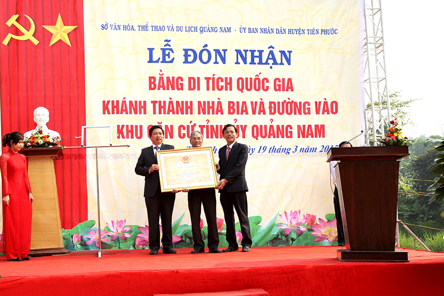 Đồng chí Nguyễn Chín-Phó Chủ tịch UBND tỉnh Quảng Nam trao bằng công nhận di tích quốc gia cho đại diện lãnh đạo huyện Tiên Phước. Ảnh: K.T