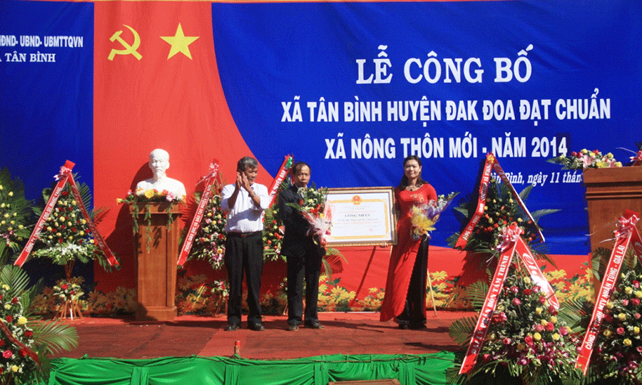 Trao Quyết định công nhận xã đạt chuẩn nông thôn mới cho xã Tân Bình. Ảnh: Văn Ngọc Trao Quyết định công nhận xã đạt chuẩn nông thôn mới cho xã Tân Bình. Ảnh: Văn Ngọc