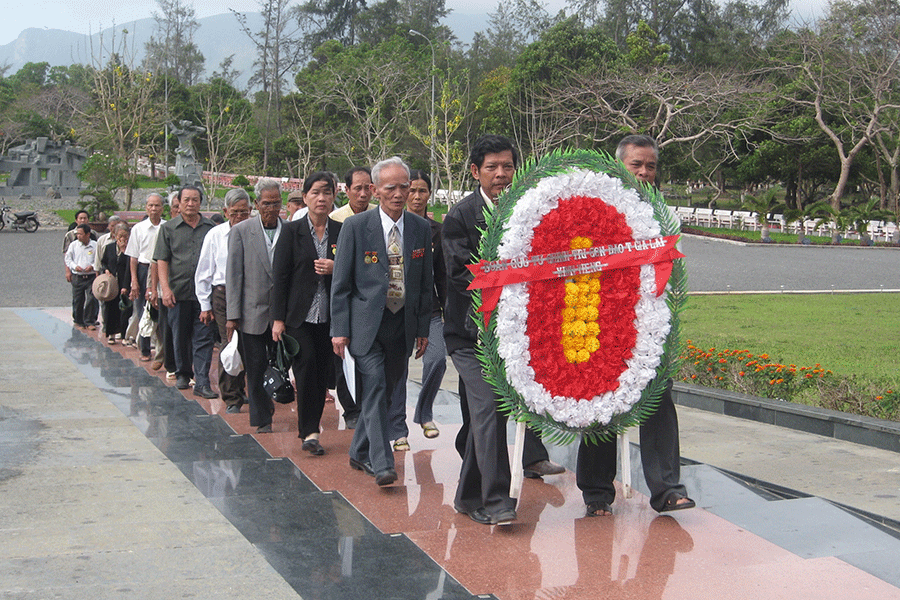 Hội Cựu tù chính trị yêu nước tỉnh viếng Nghĩa trang Hàng Dương-Côn Đảo năm 2011. Ảnh: Tiến Dũng