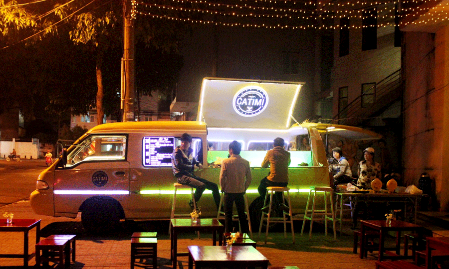 Catimi Bus với điểm nhấn quầy pha chế là chiếc xe ô tô 16 chỗ. Ảnh: Phương Linh Catimi Bus với điểm nhấn quầy pha chế là chiếc xe ô tô 16 chỗ. Ảnh: Phương Linh