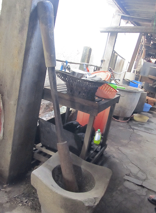 Những vật dụng làm bánh tổ của gia đình anh Tâm, bây giờ được anh giữ lại để làm kỷ niệm. Ảnh: Hà An Những vật dụng làm bánh tổ của gia đình anh Tâm, bây giờ được anh giữ lại để làm kỷ niệm.