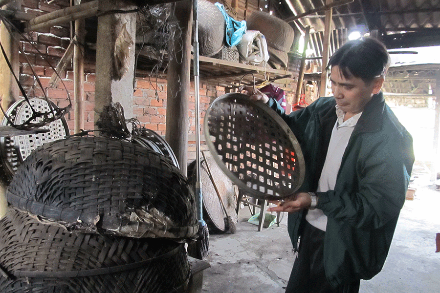 Anh Nguyễn Hữu Tâm vẫn duy trì lò nấu bánh tổ cho dù không còn đỏ lửa quanh năm như xưa. Ảnh: Hà An Anh Nguyễn Hữu Tâm vẫn duy trì lò nấu bánh tổ cho dù không còn đỏ lửa quanh năm như xưa.