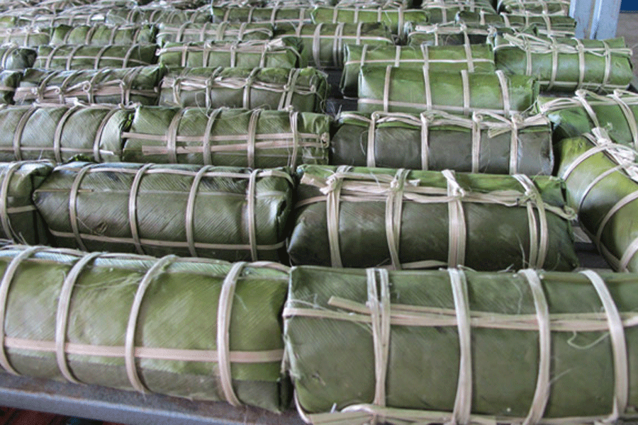 Bánh mới “ra lò” nóng hổi, “tét” từng khoanh thưởng thức sẽ cảm nhận nhiều tầng vị giác hấp dẫn.