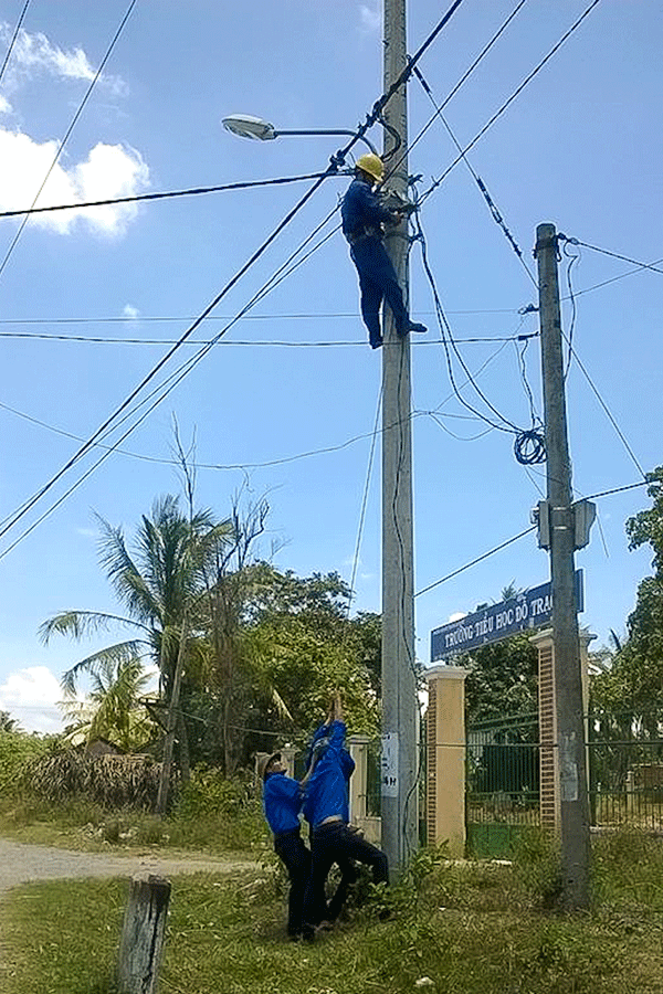 Thi công tuyến đường điện sáng tại xã Cửu An. Ảnh: Hồng Thi