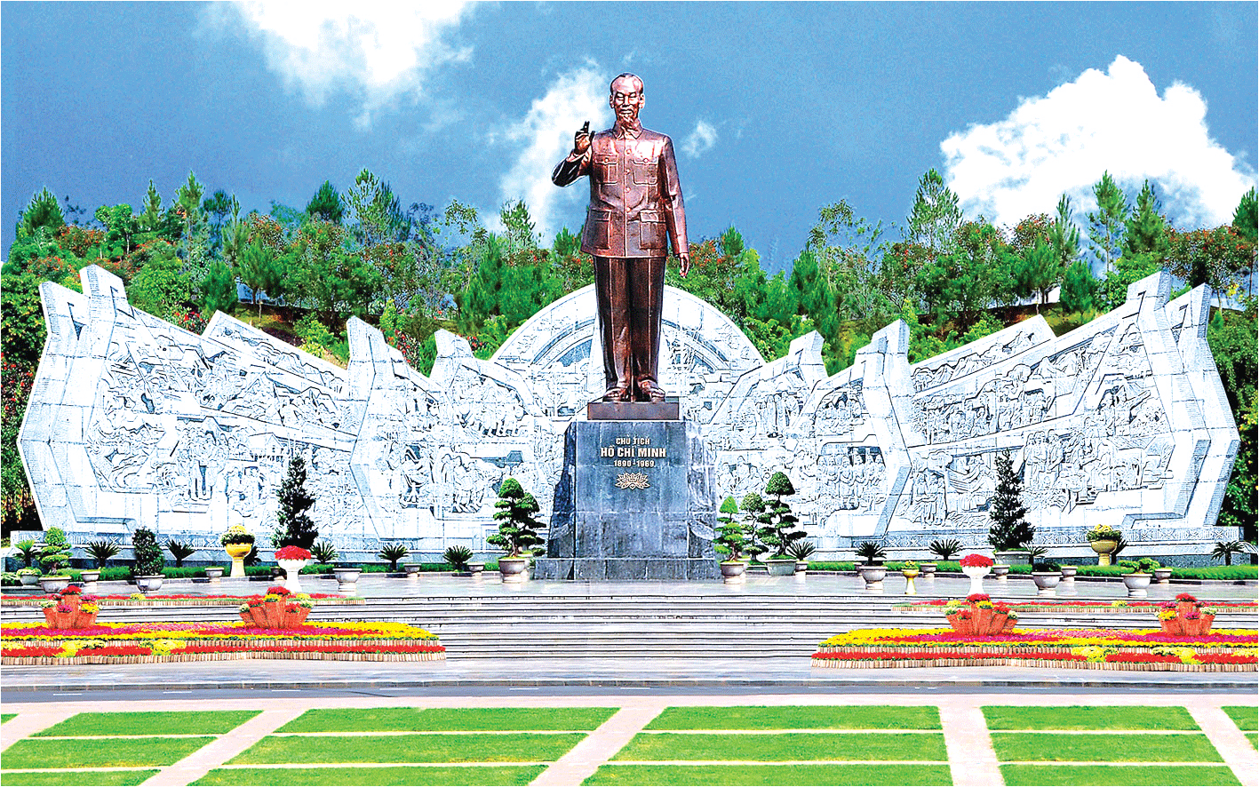  Tượng đài Bác Hồ với các dân tộc Tây Nguyên. Ảnh: Huy Hoàng