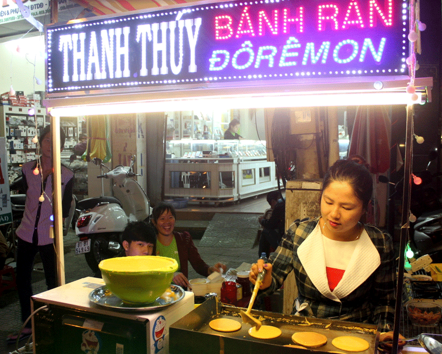 Bánh doremon được khá nhiều người ưa chuộng. Ảnh: Phương Linh Bánh doremon được khá nhiều người ưa chuộng. Ảnh: Phương Linh