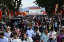 Dòng người nhộn nhịp trẩy hội Đống Đa tại Bảo tàng Quang Trung, xã Tây Sơn, tỉnh Gia Lai trong những ngày đầu xuân Bính Ngọ 2026 để chiêm bái, dâng hương và tham gia các hoạt động văn hóa lịch sử đặc sắc.