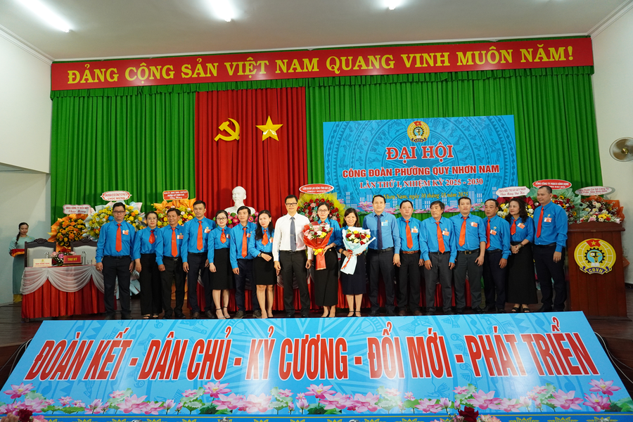 Výkonný výbor odborového svazu okresu Quy Nhon Nam, 1. období, se představil kongresu. Foto: Nguyen Hang dai-hoi-cong-doan-phuong-quy-nhon-nam-2.png