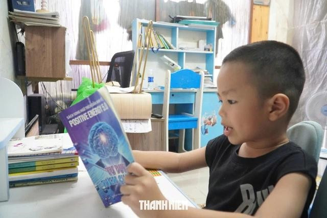 Bùi Lê Quang Hưng mới 4 tuổi rưỡi, nhưng có thể đọc tiếng Anh trôi chảy. ẢNH: THANH NAM Bùi Lê Quang Hưng mới 4 tuổi rưỡi, nhưng có thể đọc tiếng Anh trôi chảy. ẢNH: THANH NAM