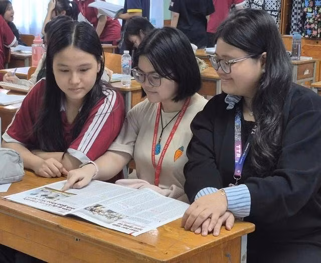 Hạn chế dùng điện thoại di động, học sinh THPT tại TP.HCM đọc báo in trong giờ chơi. Ảnh: Ngọc Tuấn