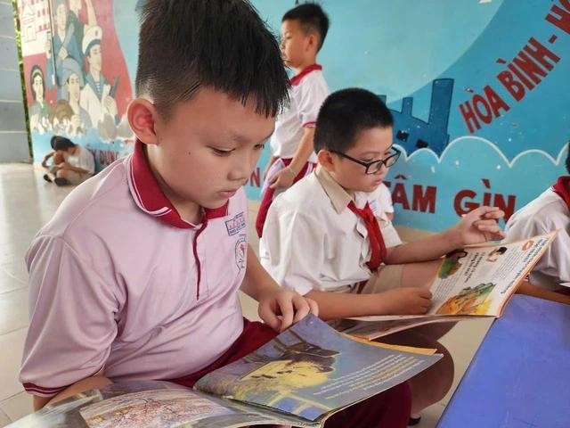 Việc đọc sách, báo in trong nhà trường là một thói quen văn hóa rất đáng quan tâm. Ảnh: Thúy Hằng