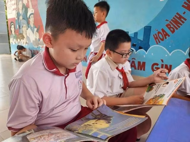 Việc đọc sách, báo in trong nhà trường là một thói quen văn hóa rất đáng quan tâm. Ảnh: Thúy Hằng