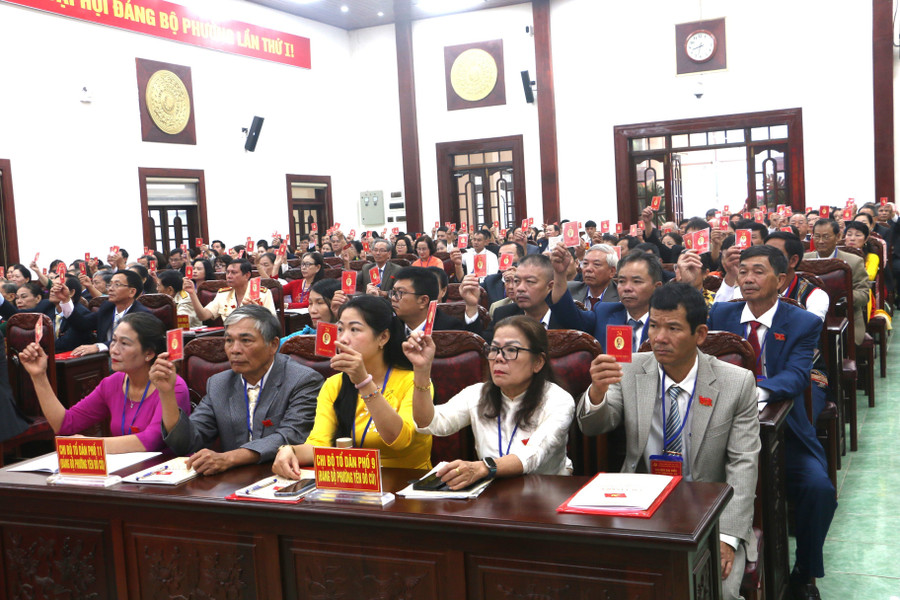 Đại biểu biểu quyết thông qua các chỉ tiêu Nghị quyết Đại hội, làm tiền đề triển khai thực hiện trong nhiệm kỳ 2025-2030. Ảnh: Quang Tấn dai-hoi-da-bieu-quyet-thong-qua-22-chi-tieu-chinh-lam-tien-de-trien-khai-thuc-hien-trong-nhiem-ky-2025-2030.jpg