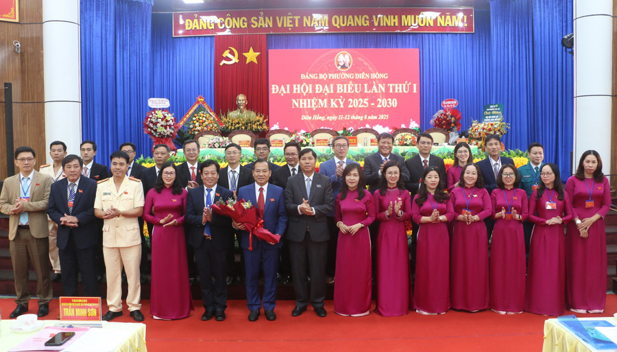 Đồng chí Trần Minh Sơn tặng hoa chúc mừng Ban Chấp hành Đảng bộ phường Diên Hồng khóa I. Ảnh: Quang Tấn q.jpg