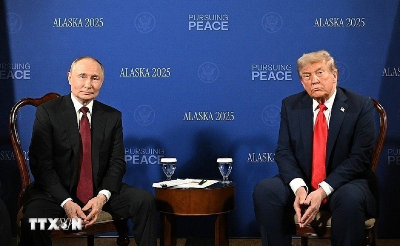 Tổng thống Nga Vladimir Putin (trái) trong cuộc họp với Tổng thống Mỹ Donald Trump tại Căn cứ Elmendorf-Richardson ở Anchorage, bang Alaska (Mỹ) ngày 15/8. Ảnh: THX/TTXVN putin-trump.jpg