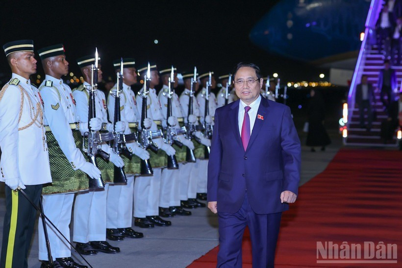 Thủ tướng Chính phủ Phạm Minh Chính cùng Đoàn đại biểu Việt Nam tới Thủ đô Kuala Lumpur, Malaysia, bắt đầu chuyến công tác tham dự Hội nghị Cấp cao ASEAN lần thứ 47 và các hội nghị cấp cao liên quan. Ảnh: VGP/Nhật Bắc thu-tuong.jpg