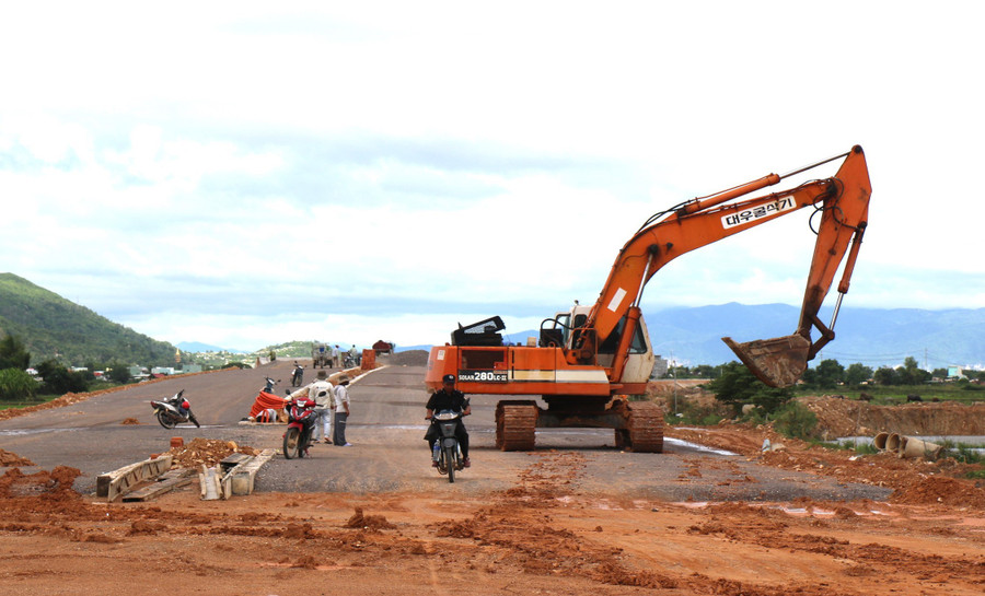 Công ty Cổ phần Tập đoàn Đèo Cả tiếp tục tăng tốc thi công. Ảnh: T.Sỹ duong-ven-bien.jpg