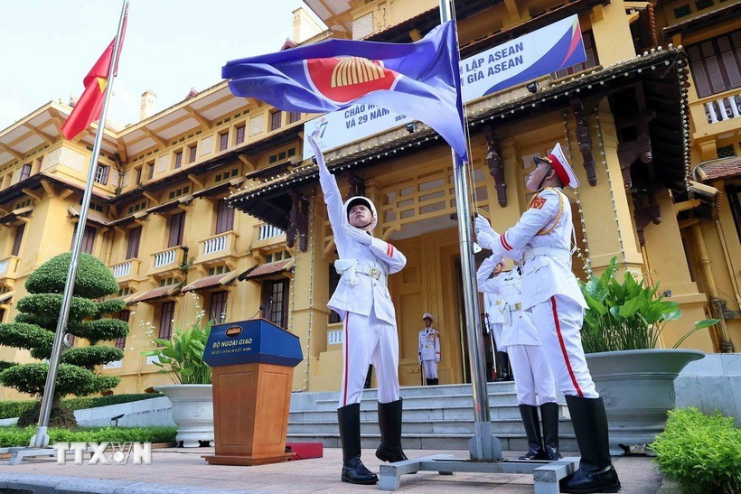 Lễ thượng cờ nhân kỷ niệm 57 năm Ngày thành lập Hiệp hội các Quốc gia Đông Nam Á (ASEAN) do Bộ Ngoại giao tổ chức (Hà Nội, 8/8/2024). Ảnh: An Đăng/TTXVN gia-nhap-asean-5684.jpg