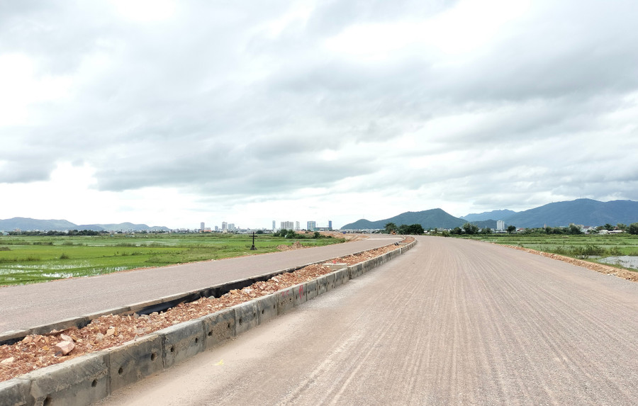 Đến nay đã có 10/13,5 km của Dự án tuyến đường ven biển, đoạn Cát Tiến-Diêm Vân được đổ cấp phối đá dăm. Ảnh: T.Sỹ phat-trien-kinh-te.jpg