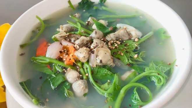 Rau lang nấu ngao. Rau lang nấu ngao.