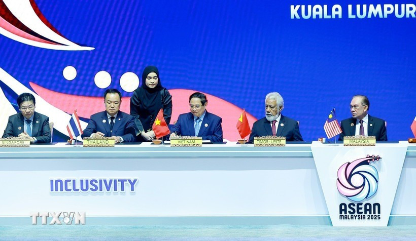 Thủ tướng Phạm Minh Chính ký Tuyên bố kết nạp Timor-Leste vào ASEAN. Ảnh: Dương Giang/TTXVN gia-nhap-asean.jpg