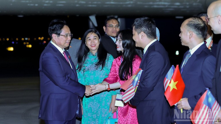 Cán bộ, nhân viên Đại sứ quán và đại diện cộng đồng người Việt Nam tại Malaysia nhiệt liệt chào đón Thủ tướng cùng Đoàn đại biểu Việt Nam. (Ảnh: VGP/Nhật Bắc) Cán bộ, nhân viên Đại sứ quán và đại diện cộng đồng người Việt Nam tại Malaysia nhiệt liệt chào đón Thủ tướng cùng Đoàn đại biểu Việt Nam. (Ảnh: VGP/Nhật Bắc)
