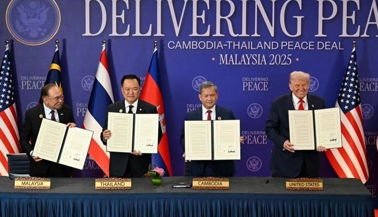 Thủ tướng Malaysia Anwar Ibrahim, Thủ tướng Thái Lan Anutin Charnvirakul, Thủ tướng Campuchia Samdech Thipadei Hun Manet, Tổng thống Mỹ Donald Trump tại lễ ký kết. Nguồn: Khmer Times campuchia-thai-lan.jpg