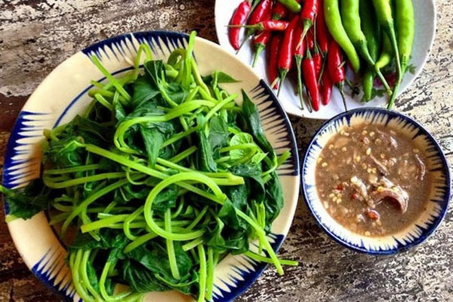 Rau lang luộc. Rau lang luộc.