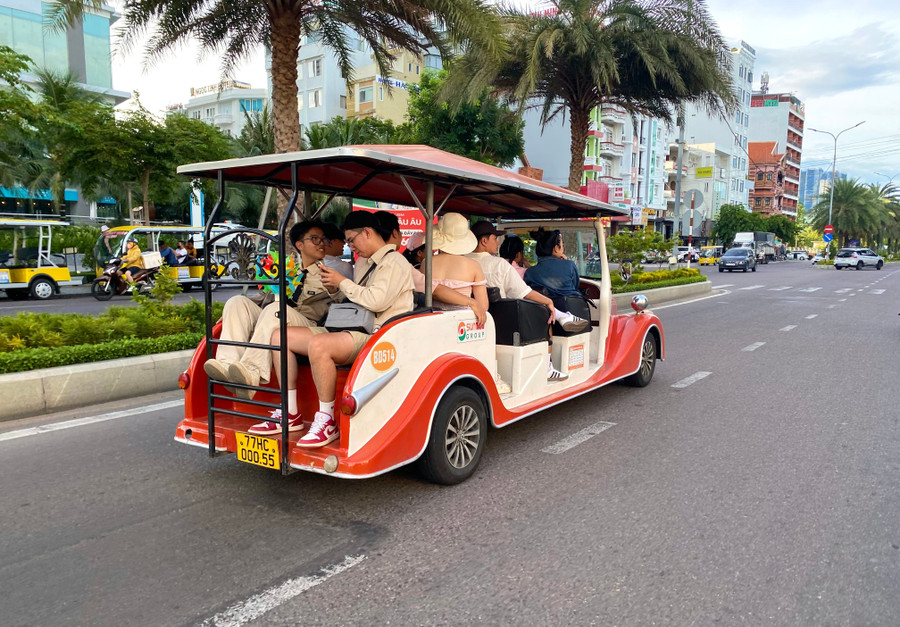 Du khách trải nghiệm dịch vụ xe điện trên tuyến đường Nguyễn Tất Thành (phường Quy Nhơn). Ảnh: N.C 91.jpg