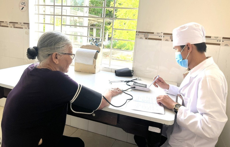 Tùy mỗi bệnh nhân, bác sĩ sẽ đưa ra quyết định kê đơn thuốc phù hợp, không phải trường hợp nào cũng được kê đơn thuốc dài ngày. Ảnh: M.H 83.jpg
