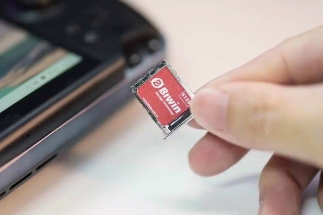 “Mini SSD” của hãng Bwin với kích thước như móng tay người. Ảnh: chụp màn hình The Verge. (Nguồn: thanhnien.vn) bwin.jpg