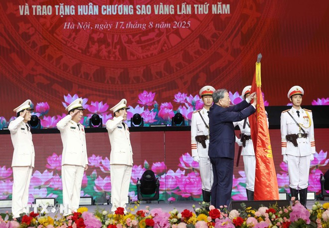 Tổng Bí thư Tô Lâm trao tặng Huân chương Sao vàng lần thứ 5 cho lực lượng Công an Nhân dân. (Ảnh: Thống Nhất/TTXVN) Tổng Bí thư Tô Lâm trao tặng Huân chương Sao vàng lần thứ 5 cho lực lượng Công an Nhân dân. (Ảnh: Thống Nhất/TTXVN)