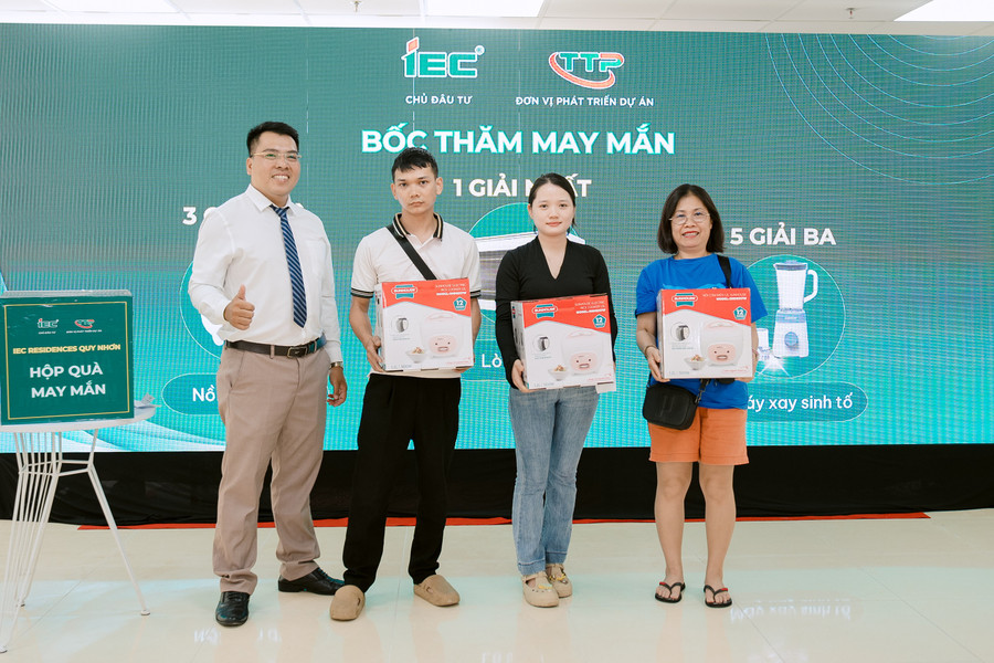 Niềm vui nhân đôi tại sự kiện hướng dẫn hồ sơ đăng ký mua nhà ở xã hội, nhiều khách hàng còn may mắn bốc thăm trúng những phần quà giá trị và ý nghĩa. Ảnh: BTC 2.jpg