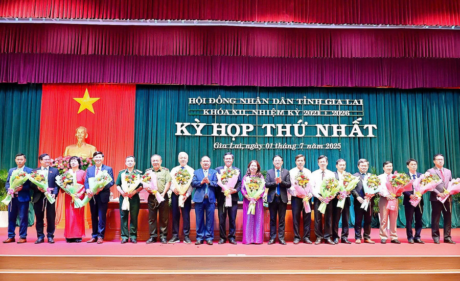 Chủ tịch HĐND tỉnh Rah Lan Chung tặng hoa chúc mừng các Ủy viên UBND tỉnh Gia Lai (nhiệm kỳ 2021-2026). Ảnh: Đức Thụy z6759840487087-3d641bc392c9a8acbf5a9eb30b472429.jpg