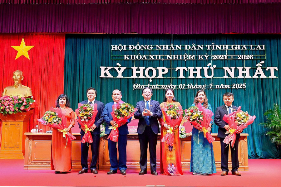 Bí thư Tỉnh ủy Hồ Quốc Dũng tặng hoa chúc mừng Thường trực HĐND tỉnh Gia Lai khóa XII. Ảnh: Đức Thụy z6759330817519-71efa87e8986877012a61d45e1b38bda.jpg