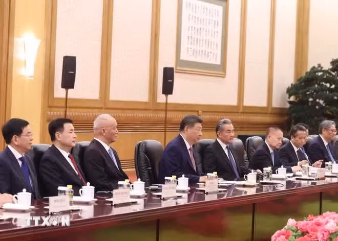 Tổng Bí thư, Chủ tịch nước Trung Quốc Tập Cận Bình và thành viên Đoàn cấp cao Trung Quốc tại cuộc hội đàm với Tổng Bí thư, Chủ tịch nước Tô Lâm và Đoàn cấp cao Việt Nam. Ảnh: Thống Nhất/TTXVN