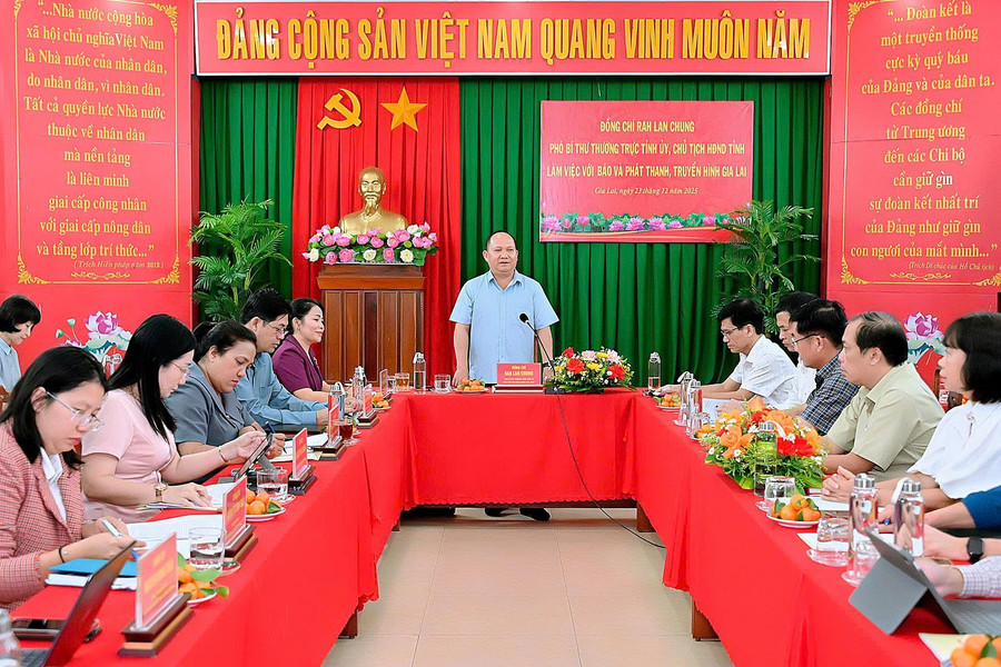 quang-canh-buoi-lam-viec-duc-thuy.jpg