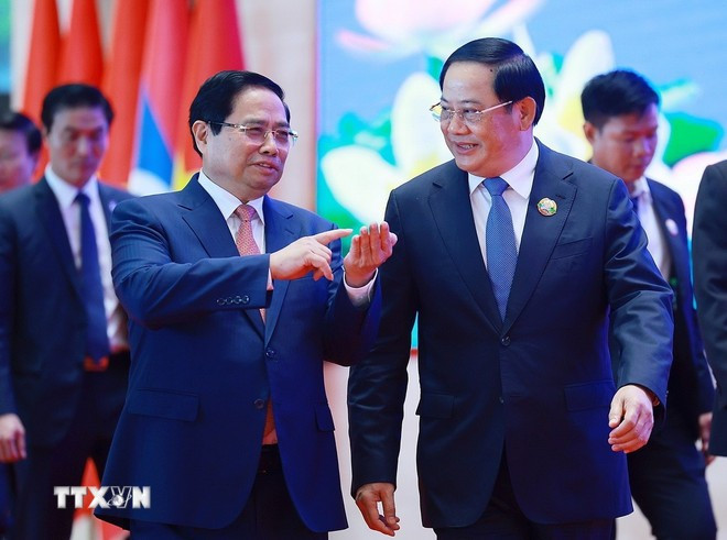 Thủ tướng Phạm Minh Chính và Thủ tướng Lào Sonexay Siphandone trao đổi bên lề Kỳ họp lần thứ 48 Ủy ban liên Chính phủ về hợp tác song phương Việt Nam-Lào. Ảnh: Dương Giang/TTXVN