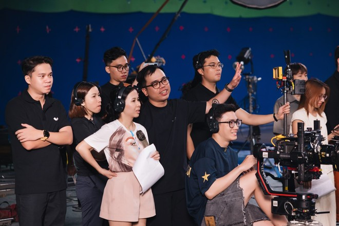 Đạo diễn Kawaii Tuấn Anh cùng êkip sản xuất MV "Made in Vietnam". Ảnh: NSX Đạo diễn Kawaii Tuấn Anh cùng êkip sản xuất MV "Made in Vietnam". Ảnh: NSX