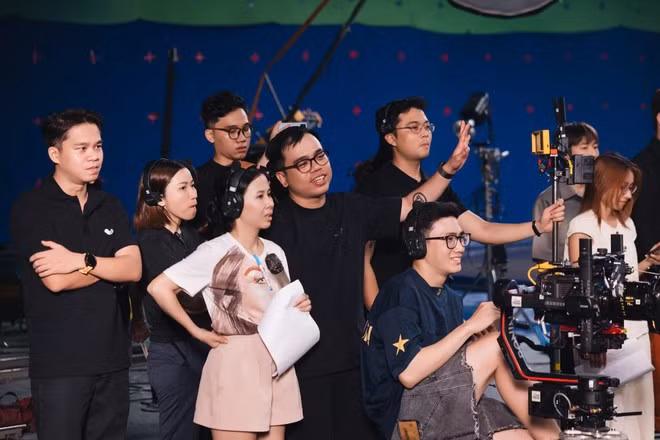 Đạo diễn Kawaii Tuấn Anh cùng êkip sản xuất MV "Made in Vietnam". Ảnh: NSX