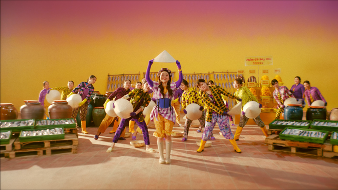 Nghệ sỹ Nhân dân Thanh Hoa cùng Trúc Nhân, Phương Mỹ Chi trong MV. Ảnh: NSX Nghệ sỹ Nhân dân Thanh Hoa cùng Trúc Nhân, Phương Mỹ Chi trong MV. Ảnh: NSX