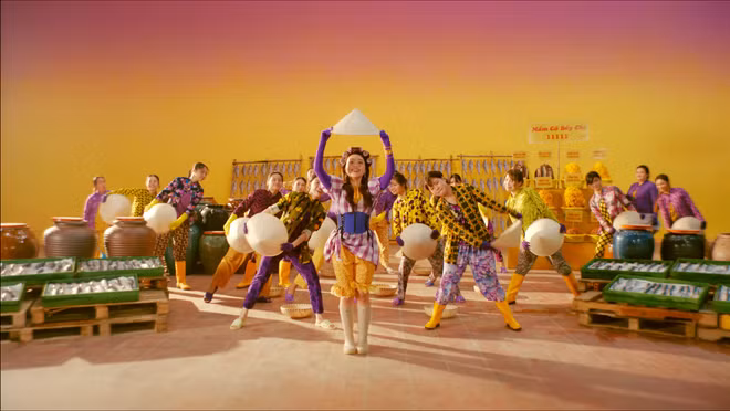 Nghệ sỹ Nhân dân Thanh Hoa cùng Trúc Nhân, Phương Mỹ Chi trong MV. Ảnh: NSX