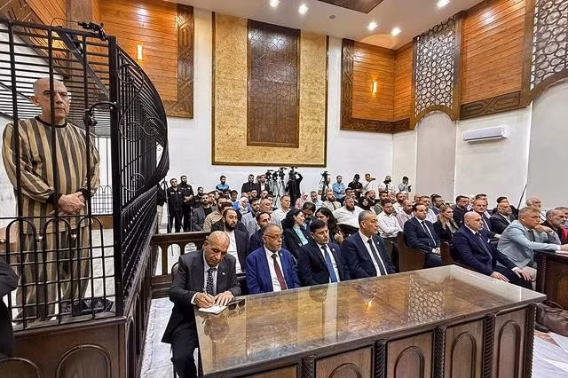 Ông Atef Najib (trái) là bị cáo duy nhất ra hầu tòa trực tiếp. Ảnh: AFP