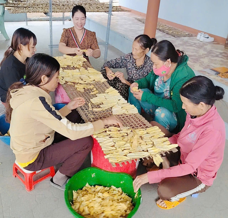 Các thành viên Hợp tác xã Nông nghiệp Thương mại và Dịch vụ Tơ Tung sơ chế măng để phơi khô. Ảnh: Lạc Hà 5-1552.jpg