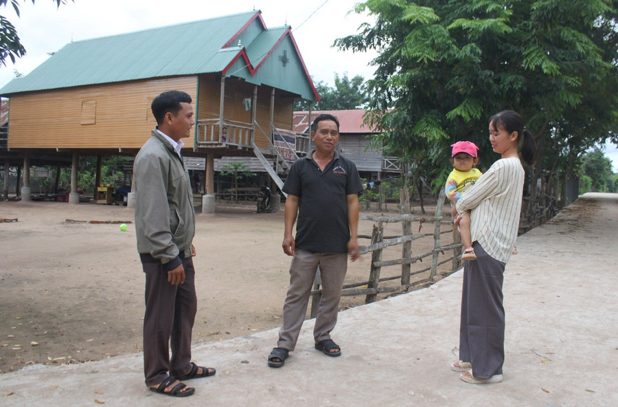 Anh Ksor Krão (đứng giữa, Bí thư Chi bộ kiêm Trưởng thôn H’Liếp) tuyên truyền vận động người dân thay đổi nếp nghĩ, cách làm để vươn lên thoát nghèo. Ảnh: Vũ Chi 6.jpg